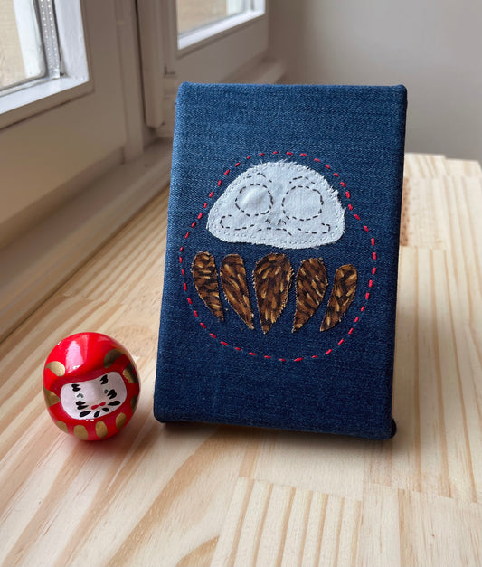 Daruma porte-bonheur façon sashiko